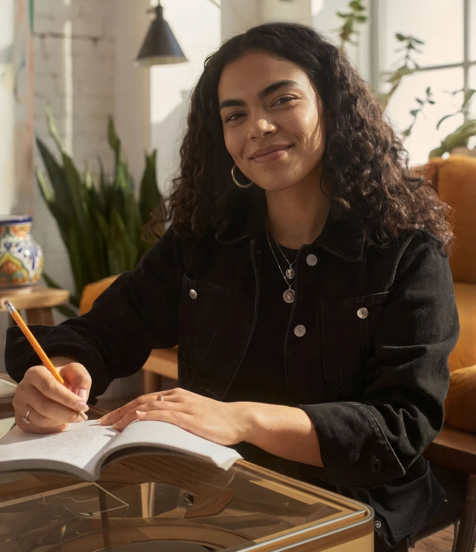 Opositora escribiendo a mano en un cuaderno durante una sesión de estudio