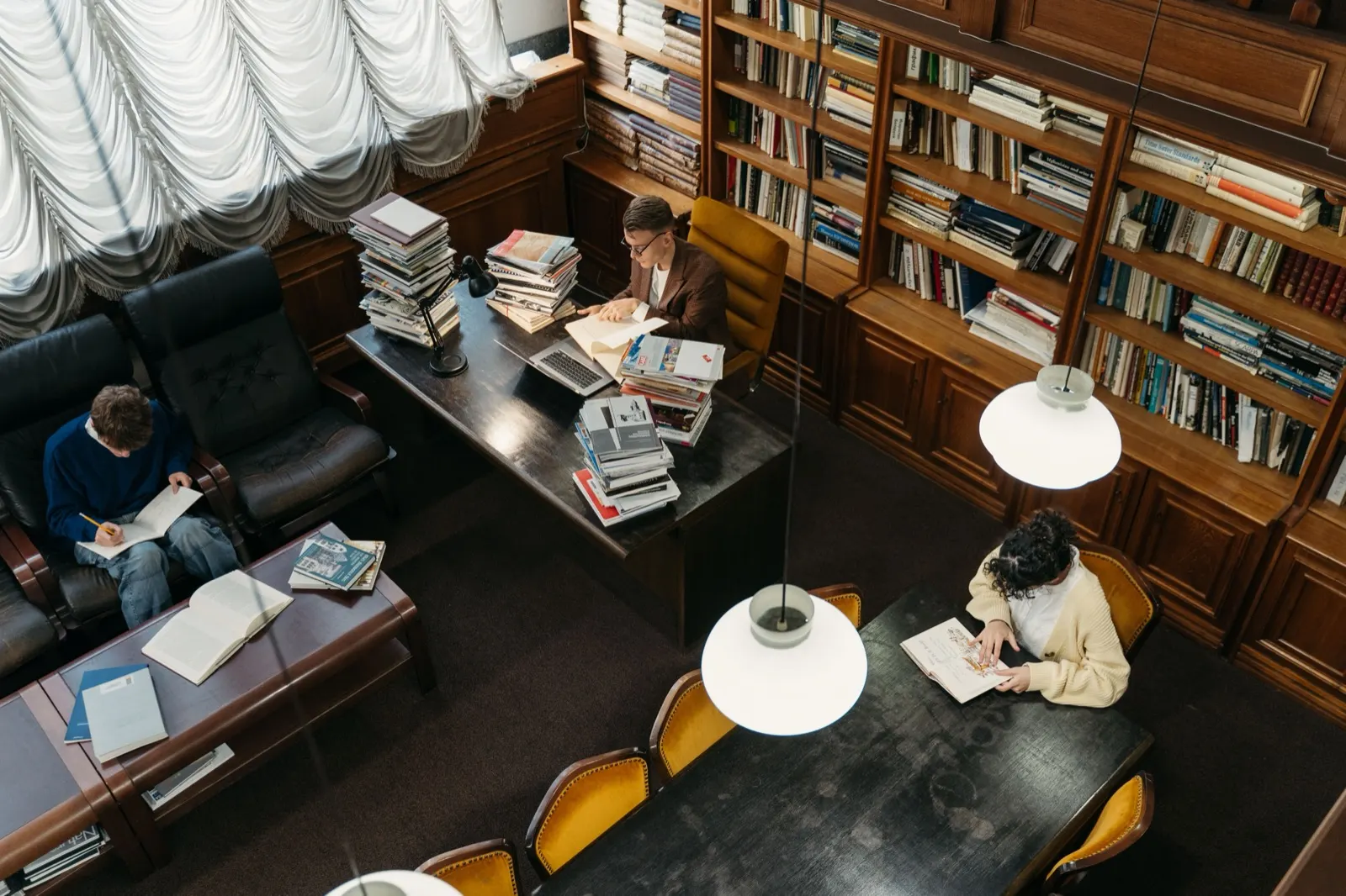 Biblioteca antigua con personas estudiando