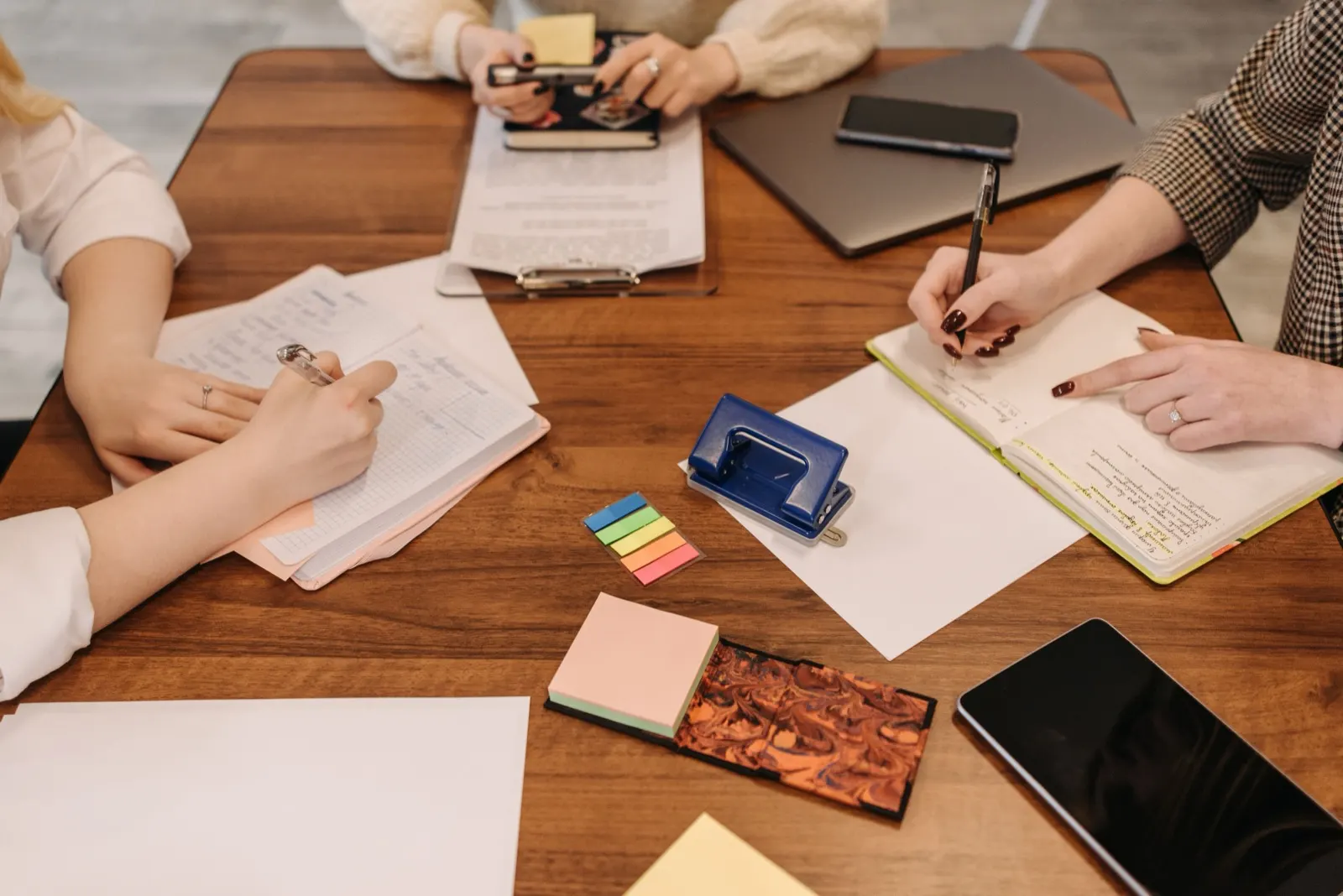 Mesa de estudio con cuadernos, notas y rotuladores