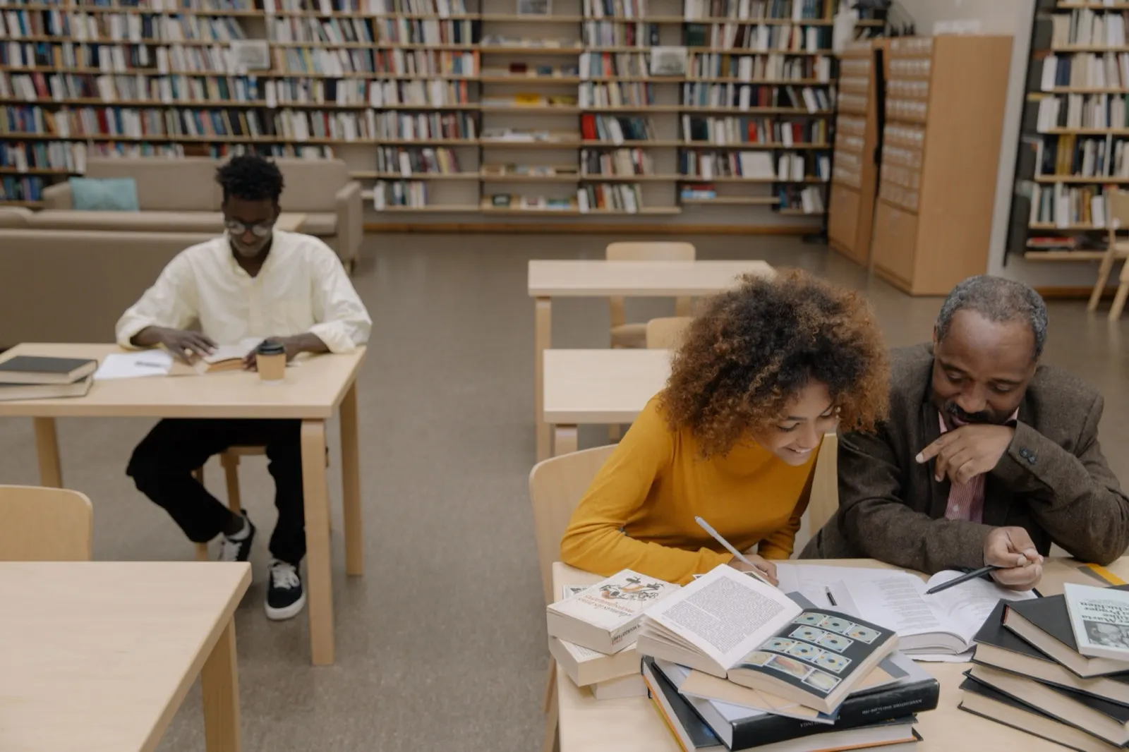 Personas estudiando en una biblioteca